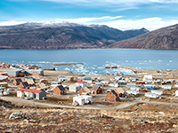 Photo d'un village autochtone sur le bord de l'eau