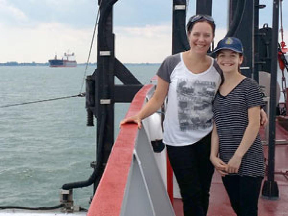 Marjorie Laliberté et sa mère sur le pont du navire