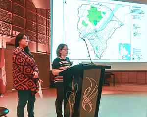 Karine Vollant and Isabelle Lechasseur, of the Huron-Wendat Nation, at the presentation of activities completed as part of the Atlas project on October 30, 2017, at Maurice Lamontagne Institute.