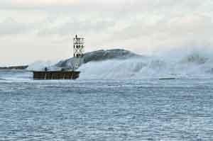 Immense vague submergeant un quai