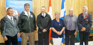 La ministre Shea entourée des membres de l’Administration portuaire de Harrington Harbour (de gauche à droite) : Sammy Cox, Austin Rowsell, Denzil Rowsell, Alvin Bobbitt et Jim Ransom