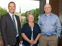 Joël Berthelot, président du Regroupement des pêcheurs professionnels du sud de la Gaspésie (RPPSG), la ministre Shea et O'Neil Cloutier, directeur du RPPSG. 