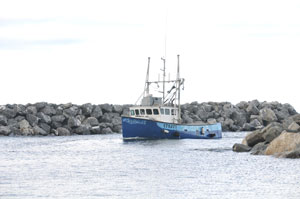 Photo d'un bateau de pêche rentrant au port