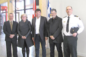 Photo du ministre LeBlanc en compagnie de quatre autres personnes à Gaspé