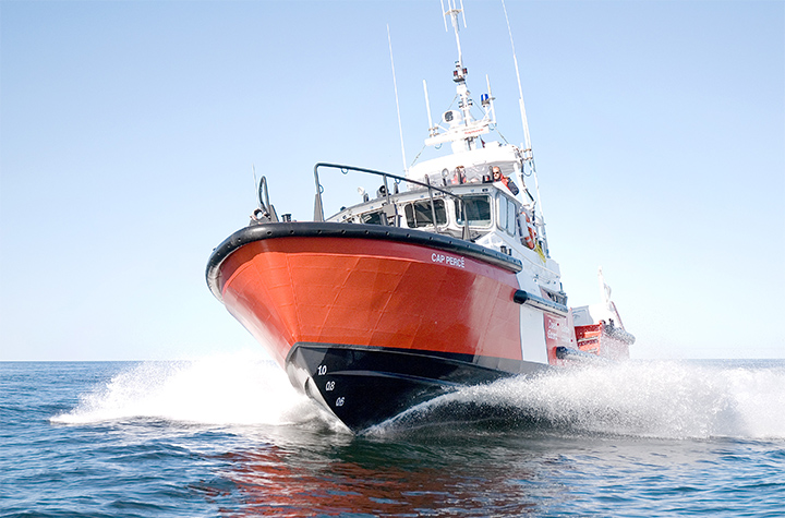 Le navire de recherche et sauvetage, NGCC Cap Percé, en mer.