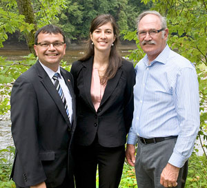 Le député Jacques Gourde félicite monsieur Bernard Fortier, président, et madame Marie-Andrée Boisvert, directrice générale, de l’Organisme de bassins versants de la zone du Chêne. Monsieur Gourde a annoncé le 26 août dernier que l’organisme est l’un des 22 organismes situés au Québec qui bénéficieront de l’appui financier du gouvernement du Canada dans le cadre de son nouveau Programme de partenariats pour la conservation des pêches récréatives.