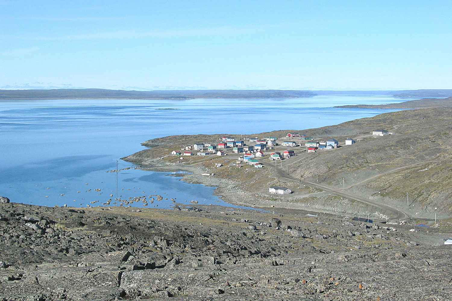 Photo d'un petit village autochtone situé sur le bord de l'eau dans le nord du Québec