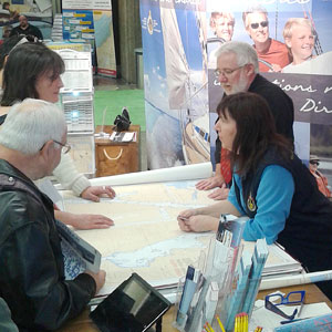 Visiteurs au stand du Ministère