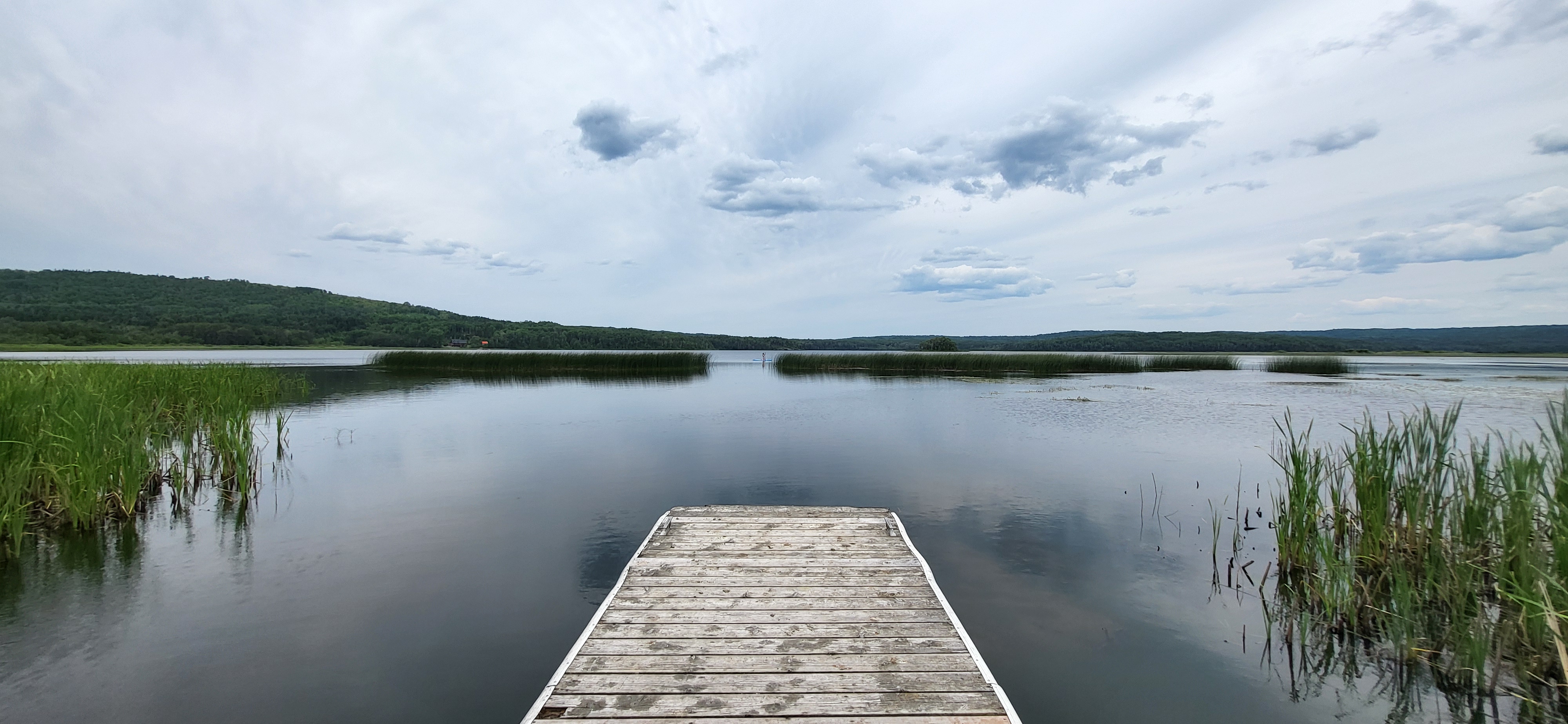 Une photo du lac Matapédia et son quai. 