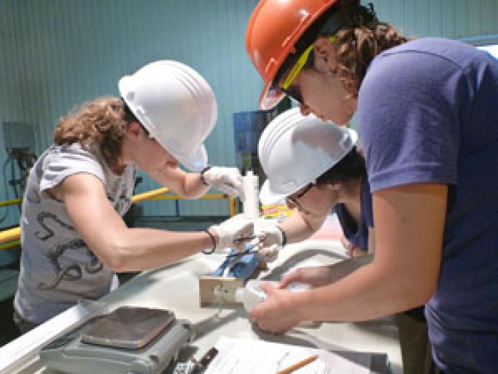 Implanting an acoustic transmitter into a smolt taken from the Jacques-Cartier River.