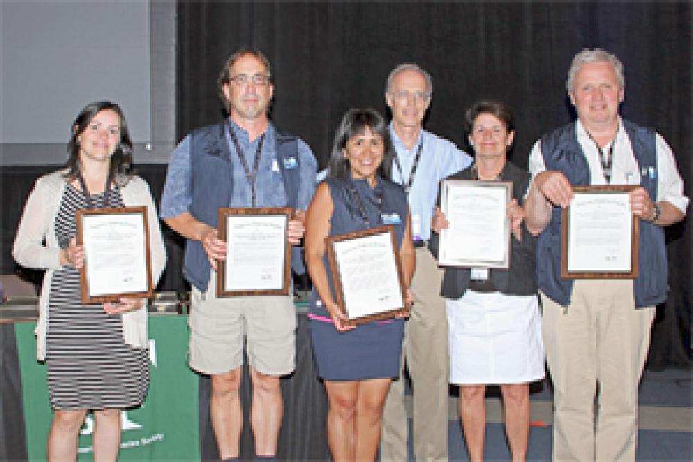 Le comité organisateur reçoit l’appréciation des membres de l’AFS : (de gauche à droite) Sarah Larochelle, Bernard Sainte-Marie, Maité Chavez, Robert Hughes (président de l’AFS), Louise Deschênes (présidente du comité organisateur) et Martin Castonguay