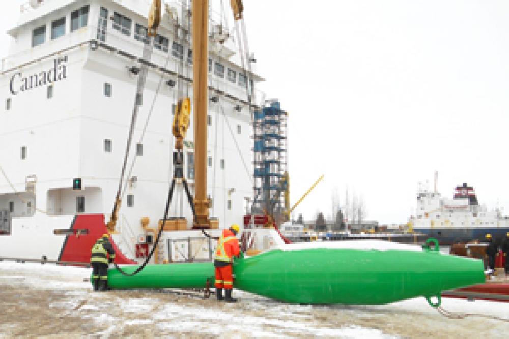 Bouée couchée sur le quai, prête à être mise à bord d'un navire