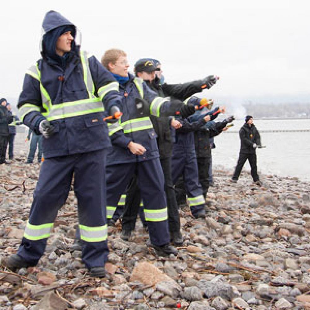 formation, les sauveteurs se sont familiarisés avec les différents types de fusées de détresse.