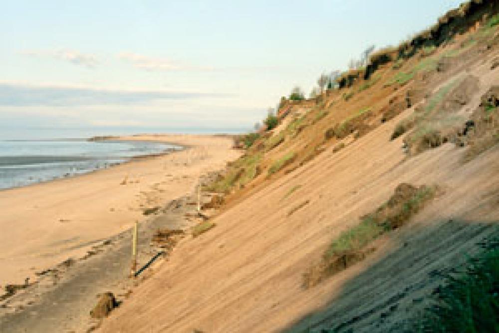 Phénomène d’érosion sur une plage de la Côte‑Nord.