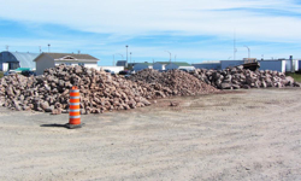 Des pierres de différentes tailles sont utilisées dans la construction d’un îlot artificiel.