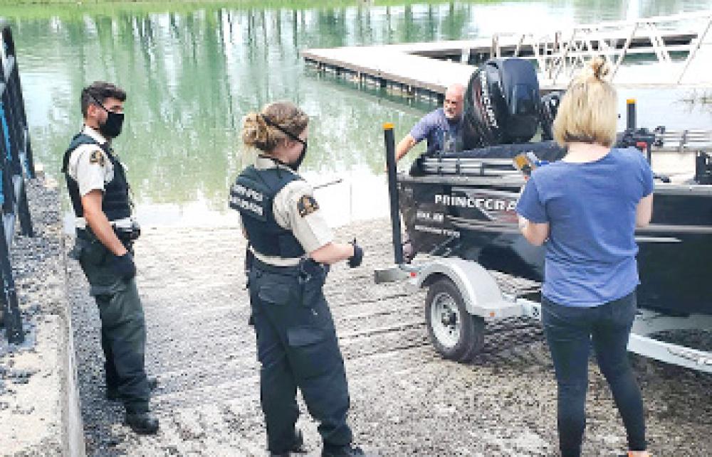 Des agents des pêches discutent avec le public