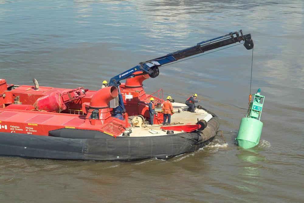 Mise à jour d'une bouée à l'aide d'une grue installée sur le Sipu Muin