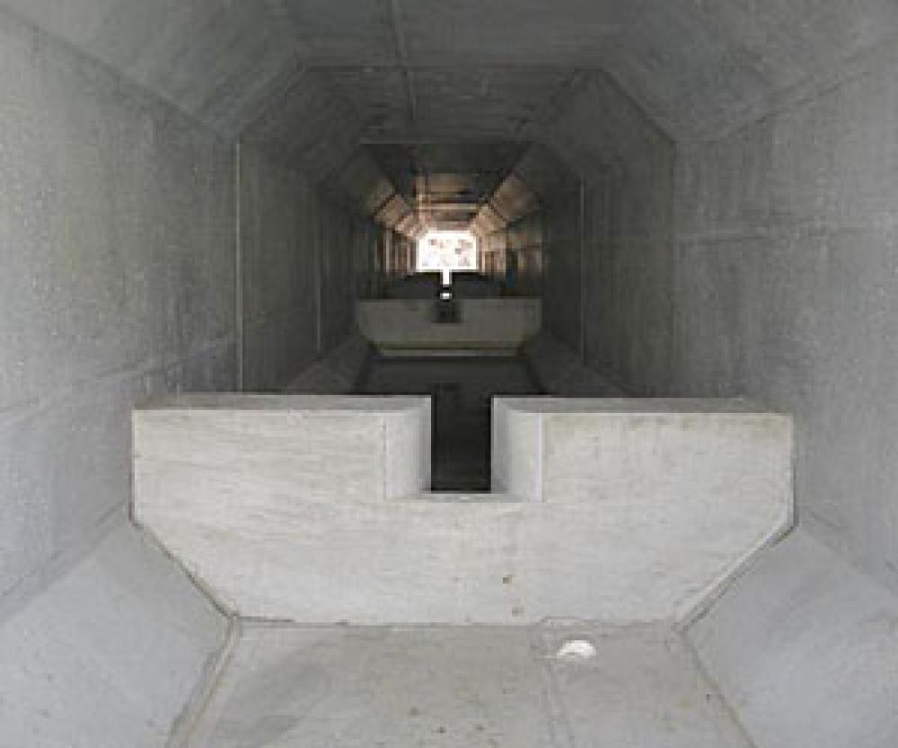Ponceau à déversoirs en béton