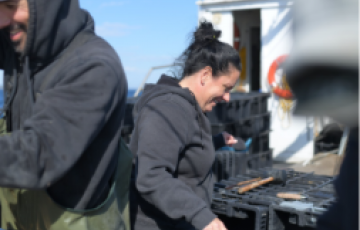 une personne sur un bateau de pêche